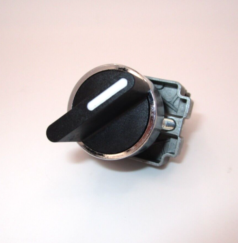 Andeli XB2BD21 22mm black selector switch with 2-position latching and normally open (N/O) contact. Designed for industrial and control panel use. Compact and durable with clear position switching and smooth operation.

